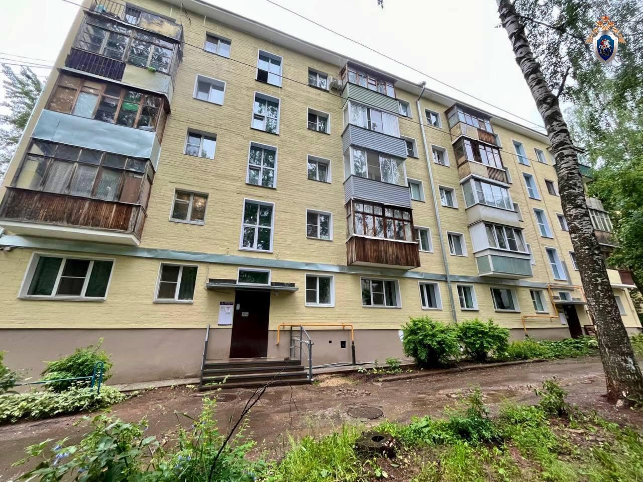 Следственный комитет проводит проверку по факту падения из окна девочки 2022 года рождения. По предварительным данным, 12 июня 2025 года девочка выпала из окна квартиры на четвёртом этаже одного из домов по улице Ломоносова в Кирове, навалившись на москитную сетку. Ребёнка с травмами госпитализировали, сейчас её жизни и здоровью ничего не угрожает. Следователи осмотрели место происшествия и проводят проверку для установления всех обстоятельств случившегося. По результатам проверки будет принято процессуальное решение. Фото: