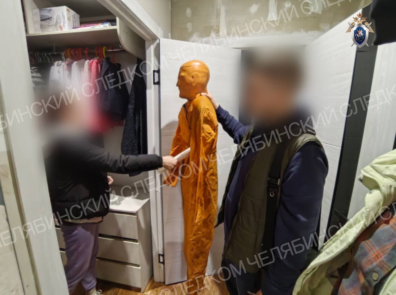 В Копейске женщина предстанет перед судом за убийство знакомого Преступление произошло во время бытового конфликта в состоянии опьянения В Копейске завершено расследование уголовного дела по факту убийства в отношении 26 летней местной жительницы обвиняемой в убийстве 19 летнего мужчины Преступление было совершено в ночь со 2 на 3 мая в квартире на улице Кожевникова По данным регионального следственного комитета между находившимися в состоянии алкогольного опьянения мужчинами возник конфликт В ходе ссоры супруга одного из участников драки запрыгнула на спину 19 летнего гостя и начала наносить удары Затем женщина схватила нож и ударила несколько раз в грудь молодого человека от чего он скончался на месте происшествия Благодаря оперативной работе следователей СКР и сотрудников полиции ОМВД России по г Копейску преступление было раскрыто в кратчайшие сроки Следствием собрана достаточная доказательная база Уголовное дело с утвержденным обвинительным заключением направлено в Копейский городской суд Обвиняемой грозит до 15 лет лишения свободы eugenejut