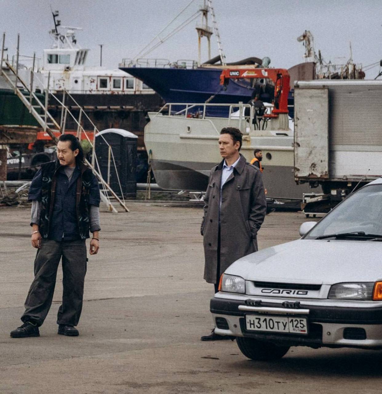 Завтра во Владивостоке на Тихой продолжаться съемки сериала «Обнальщик», которые сегодня проходила на Русском острове. Жителей и гостей Владивостока предупредили о кратковременных ограничениях движения на дорогах в районе бухты Тихая. 7 и 8 июня здесь пройдут съемки многосерийного фильма «Обнальщик». Организаторы точное время не называют, но обещают, что перекрытия будут недолгими, до 30 минут. А 9, 10 и 11 июня на территории рыбацких эллингов на Космонавтов, 17в также запланированы съемочные мероприятия. В связи с этим проход на территорию пляжа вдоль скал будет временами ограничен.