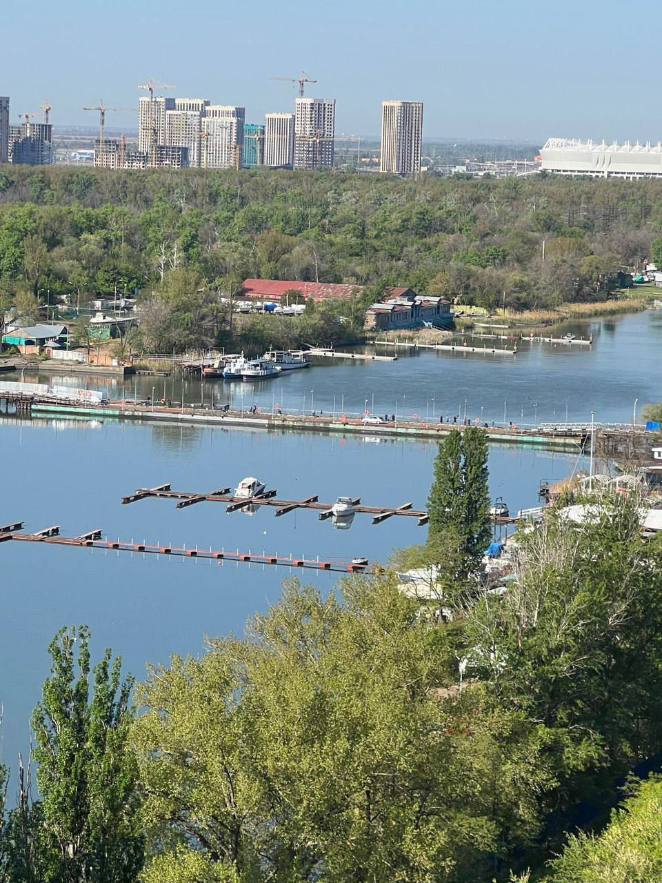 В Ростове утвердили проект нового моста на Зелёный остров — вместо сезонной переправы будет постоянная. Ранее власти уже заявляли о планах построить капитальный мост на Зелёный остров — теперь пошли дальше: проект официально утверждён. Мост заменит привычную понтонную переправу, которую каждый год собирают летом. Он соединит 29-ю Линию и Окружную, а общая длина всей дороги составит 433 метра. Сам мост — 155 метров, с двумя полосами по 3,5 метра, тротуарами, ливнёвкой и уличным освещением. Ограничение по скорости — 30 км в час. Для грузовиков движение будет закрыто. Ждём начала строительства. Скидывайте новость тем, кто каждое лето клянёт понтон — пусть знают, что его дни сочтены. Подписаться Связь с редакцией