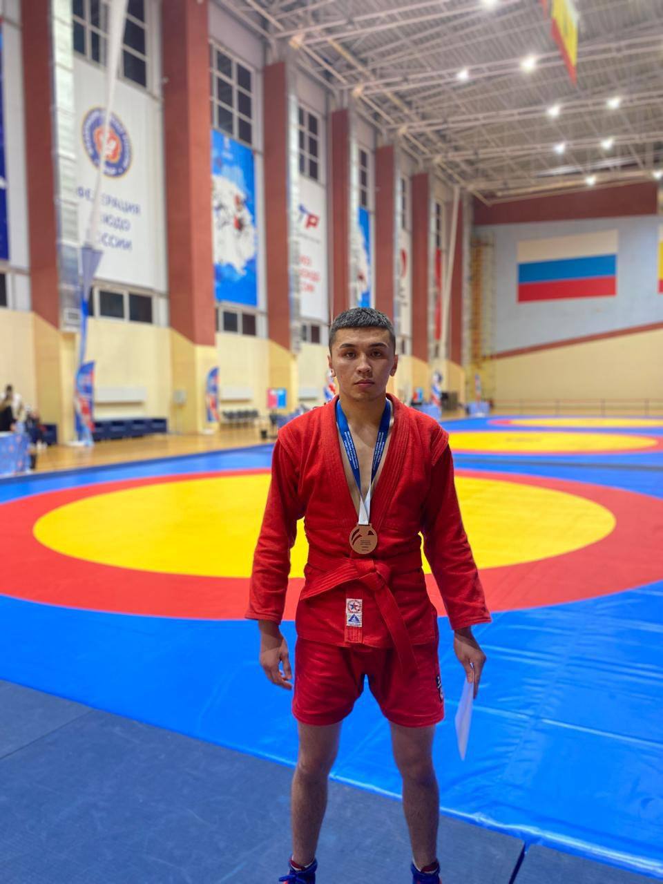 Студенты ГАГУ вернулись с чемпионата России по самбо с наградами. Студент ЕГФ Алексей Кыныраков в весовой категории 58 кг. боевое самбо завоевал золото чемпионата и отобрался на Кубок Европы среди студентов, который состоится в сентябре. Карам Кыбыев, студент ППФ, стал серебряным призером в весе 58 кг. спортивное самбо . Айдар Чоков, студент АТФ, завоевал бронзу в весовой категории 64 кг. боевое самбо . Пятое место у Маргариты Бочкаревой, студентки ППФ, в весе 65 кг. По информации Радио ГАГУ