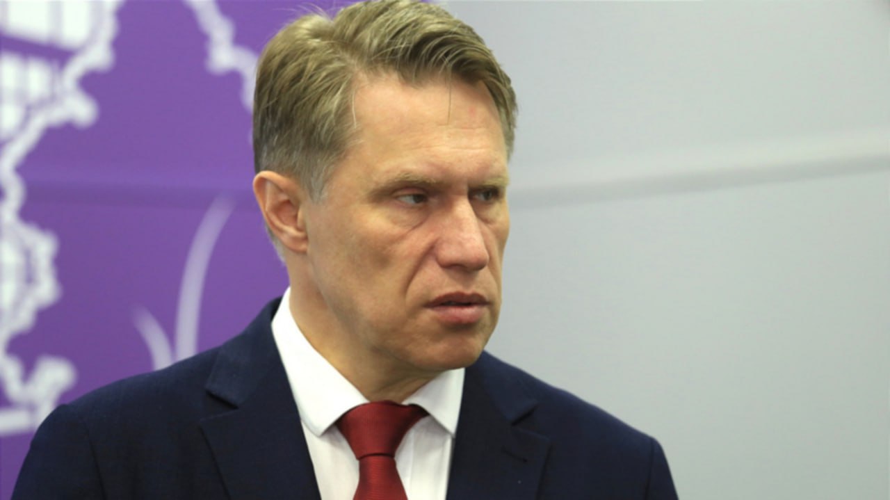 Мурашко Финансирование лечения одного человека по ОМС выросло до 25 тысяч рублей Министр здравоохранения РФ Михаил Мурашко сообщил о повышении суммы выделяемой на лечение одного человека в рамках системы обязательного медицинского страхования По данным главы ведомства с 2026 года средний подушевой норматив финансирования достиг 24 922 9 рубля В статье опубликованной на сайте kp ru Мурашко пояснил что эта цифра представляет собой плановый расчет суммы на медицинское обслуживание каждого гражданина Именно на основе этого норматива государство формирует общий бюджет на оказание медицинской помощи всему населению страны на предстоящий год При этом министр подчеркнул что если пациенту требуется лечение выходящее за рамки усредненного норматива например высокотехнологичная операция или дорогостоящая терапия он получит необходимую помощь в полном объеме Такая медицинская помощь будет оказана бесплатно независимо от установленного подушевого показателя Фото amic ru Подписаться на amic ru   Мы в Max