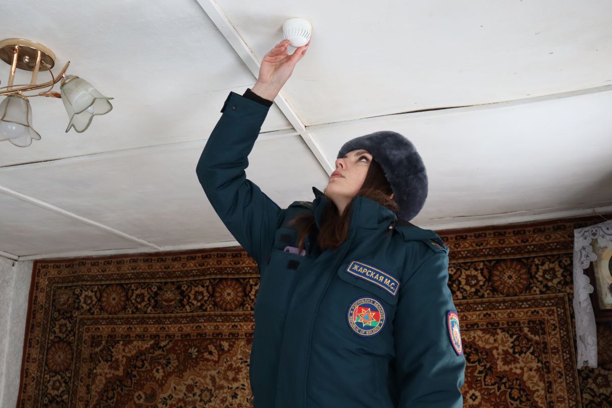 Спасатели проверили более 250 домов в Минском районе за выходные дни В праздничные дни работники Минского районного отдела по ЧС провели масштабные рейды в жилом секторе Их цель напомнить правила безопасности и помочь предотвратить пожары особенно в зимний период Основной зимний риск печное отопление Спасатели напомнили о ключевых моментах Трещины в корпусе печи Отсутствие предтопочного листа Неоштукатуренные дымоходы Несвоевременная чистка от сажи Не оставляйте топящуюся печь без присмотра не перекаливайте её и никогда не используйте горючие жидкости для розжига советуют специалисты Важный акцент автономные пожарные извещатели АПИ Если извещатель пищит пора менять батарейку Если срабатывает ложно прочистите его пылесосом Эти простые действия могут спасти жизнь отмечают в МЧС Более 250 домов обследовано В большинстве уровень безопасности хороший а жители охотно прислушиваются к рекомендациям