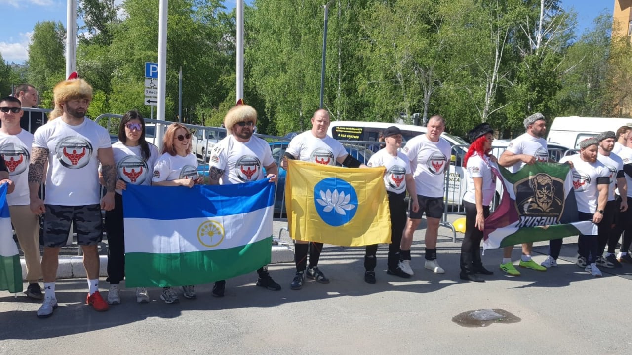 Спортсмен из Калмыкии выступил на первом Кубке России по силовому экстриму в категории свыше 105 кг Первый официальный Кубок России по силовому экстриму в весовой категории 105+ кг завершился с участием представителя Калмыкии. Спортсмен, прошедший подготовку под руководством президента федерации республики Юрия Ганжи, успешно выполнил все упражнения. В упражнении с бревном 100 кг он уложился в минуту, выполнив 4 подъема. В эстафете с коромыслом 260 кг и «прогулке фермера» с 110 кг в каждой руке на 20 метров спортсмен показал лучшее время, хотя участники выполняли задания бегом. В становой тяге он поднял 240 кг. Однако ведущие атлеты тягали свыше 300 кг, что определило финальный результат. Фото: Игорь Ремишевский Быть в курсе Прислать новость