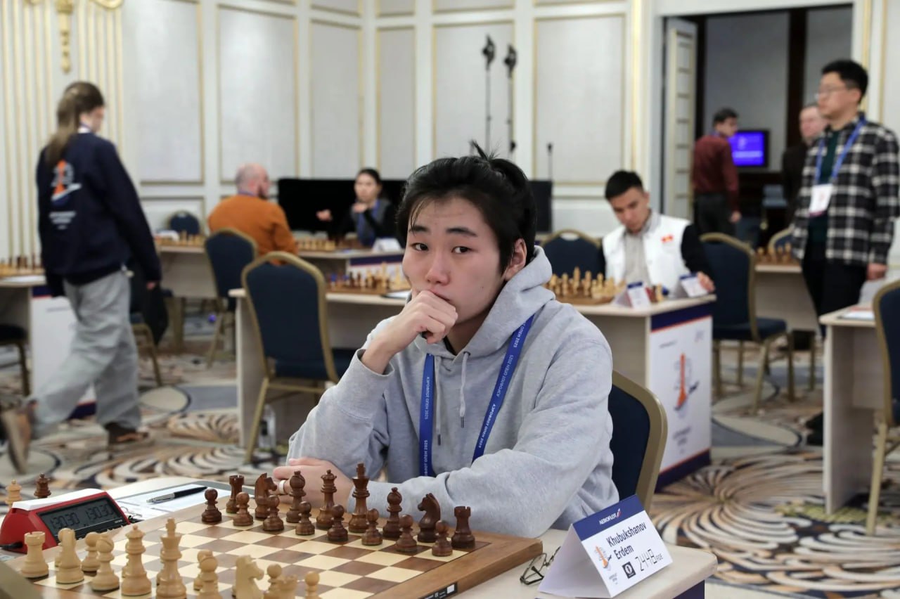 Молодой шахматист из Бурятии стал международным гроссмейстером 18 летний Эрдэм Хубукшанов завоевал звание на Кубке президента Таджикистана На турнире в Душанбе он набрал недостающие пункты рейтинга и выполнил последнее требование для получения титула Эрдэм стал самым молодым международным гроссмейстером в истории республики До него этого звания достигли Антон Шомоев Батор Самбуев Жамсаран Цыдыпов и Инна Ивахинова Все они воспитанники международного мастера Тимура Иванова