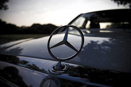 Mercedes заново регистрирует товарный знак в России для продажи автомобилей и запчастей Заявки охватывают использование бренда для продажи автомобилей запчастей и предоставления услуг по ремонту Деятельность в России Mercedes прекратила в марте 2022 года