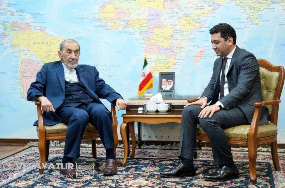 Иран и Россия против Маршрута Трампа Иран впервые публично выступил против так называемого Маршрута Трампа назвав проект угрозой своей национальной безопасности Об этом послу Армении в Тегеране заявил главный советник Верховного лидера Ирана аятоллы Али Хаменеи Али Акбар Велаяти Велаяти считается одним из ключевых противников нормализации отношений между Баку и Тегераном и регулярно озвучивает жёсткие провокационные заявления отражающие наиболее консервативную линию иранского истеблишмента Примечательно что ещё недавно официальная позиция иранских властей в том числе правительства Пезешкиана оставалась сдержанной и нейтральной Более того накануне Баку посетил глава МИД Ирана Аббас Арагчи который по итогам визита говорил о готовности Тегерана развивать и укреплять отношения с Азербайджаном На этом фоне с собственными заявлениями выступила и Россия В МИД РФ заявили что реализация Дороги Трампа без участия Москвы будет затруднительной Директор четвёртого департамента стран СНГ МИД России Михаил Калугин сообщил РИА Новости что маршрут пройдёт через зону ответственности российских пограничников а также по участку ранее согласованному в рамках трёхсторонней рабочей группы По словам Калугина железнодорожная сеть Армении управляется компанией Южно Кавказская железная дорога являющейся дочерней структурой ОАО РЖД а в регионе используется российская железнодорожная колея Кроме того он напомнил о членстве Армении в ЕАЭС подчеркнув что без участия России реализация инициативы будет крайне сложной Таким образом проект который рассматривается как важный элемент новой региональной логистики уже вызвал открытую настороженность со стороны Ирана и попытку Москвы закрепить за собой ключевую роль в его реализации Подпишись на нас в соцсетях Подпишись на BT NEWS