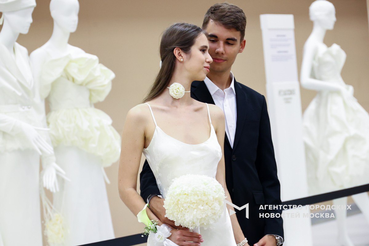 1 2 3 4 Средняя стоимость организации свадьбы на 50 70 гостей в столице в 2026 году будет начинаться от 2 75 млн до 7 млн рублей Об этом Агентству Москва рассказал руководитель агентства по организации мероприятий Event AgencyRepublic Free Юрий Мирошников По словам эксперта ценник в будущем году увеличится на 10 15 все из за подросших гонораров артистов подрядчиков оформителей банкетных площадок С другой стороны продолжает сохраняться тренд на проведение камерных торжеств с приглашением самых близких друзей и родственников В эконом варианте стоимость свадьбы будет варьироваться от 1 млн до 1 5 млн рублей это кафе минимальная программа и декор торжество на 20 30 гостей Подпишись на Агентство Москва Мы в МАХ