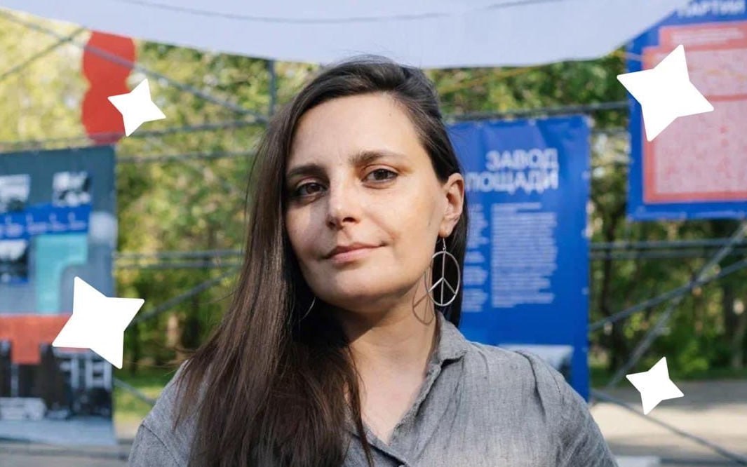 Задержана активистка и архитектор Полина Иванова, сообщил источник .RU. Это произошло из-за поста в Facebook , который был опубликован в феврале 2022 года Сегодня вечером Иванова должна была провести лекцию в баре «Самоцвет». Но выступление отменили. «Лектор отменил. Почему, не знаем», — уточнили .RU в «Самоцвете». На Иванову оформлен протокол за дискредитацию ВС РФ, передает телеграм-канал УРАЛLIVE. Девушка от комментариев отказалась. 16 апреля Иванова не смогла выступить в «Пиотровском», который находится в Ельцин Центре. Презентацию «Путеводителя по Екатеринбургу и Свердловску» отменили после жалобы общественников. Фото: соцсети «Самоцвета» продукт корпорации Meta, признанной экстремистской и запрещенной на территории РФ Новости из Екатеринбурга