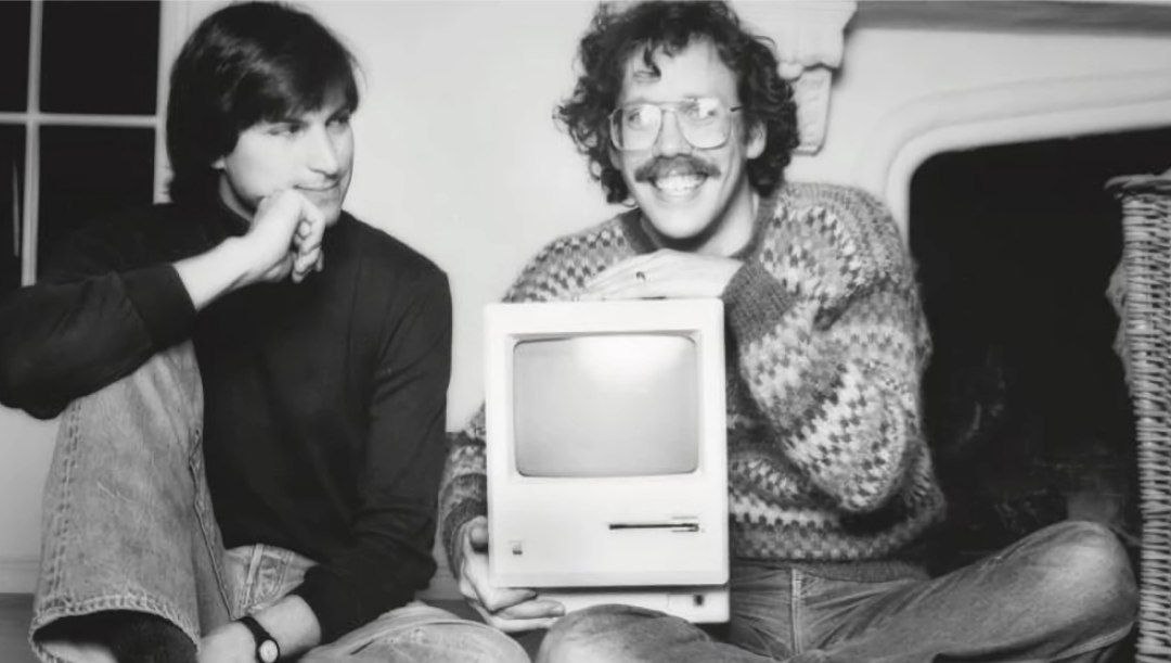 Умер Билл Аткинсон, один из создателей компьютера Apple Macintosh. "Он был настоящим провидцем, чье творчество, искренность и новаторская работа над Mac будут вдохновлять нас вечно", — отметил гендиректор Apple Тим Кук в соцсети X. Аткинсон разработал графическую библиотеку QuickDraw, создал приложение MacPaint, среду HyperCard, которую называют предшественником современного интернета. Также он предложил элементы интерфейса, ставшие классикой macOS: выпадающее меню, инструмент "лассо", "марширующие муравьи" пунктир, выделяющий область и движущийся вокруг нее , закруглённые окна, внедрил ряд компьютерных инноваций: двойной клик для открытия файла и папки на рабочем столе. Билл Аткинсон ушел из жизни в возрасте 74 лет.