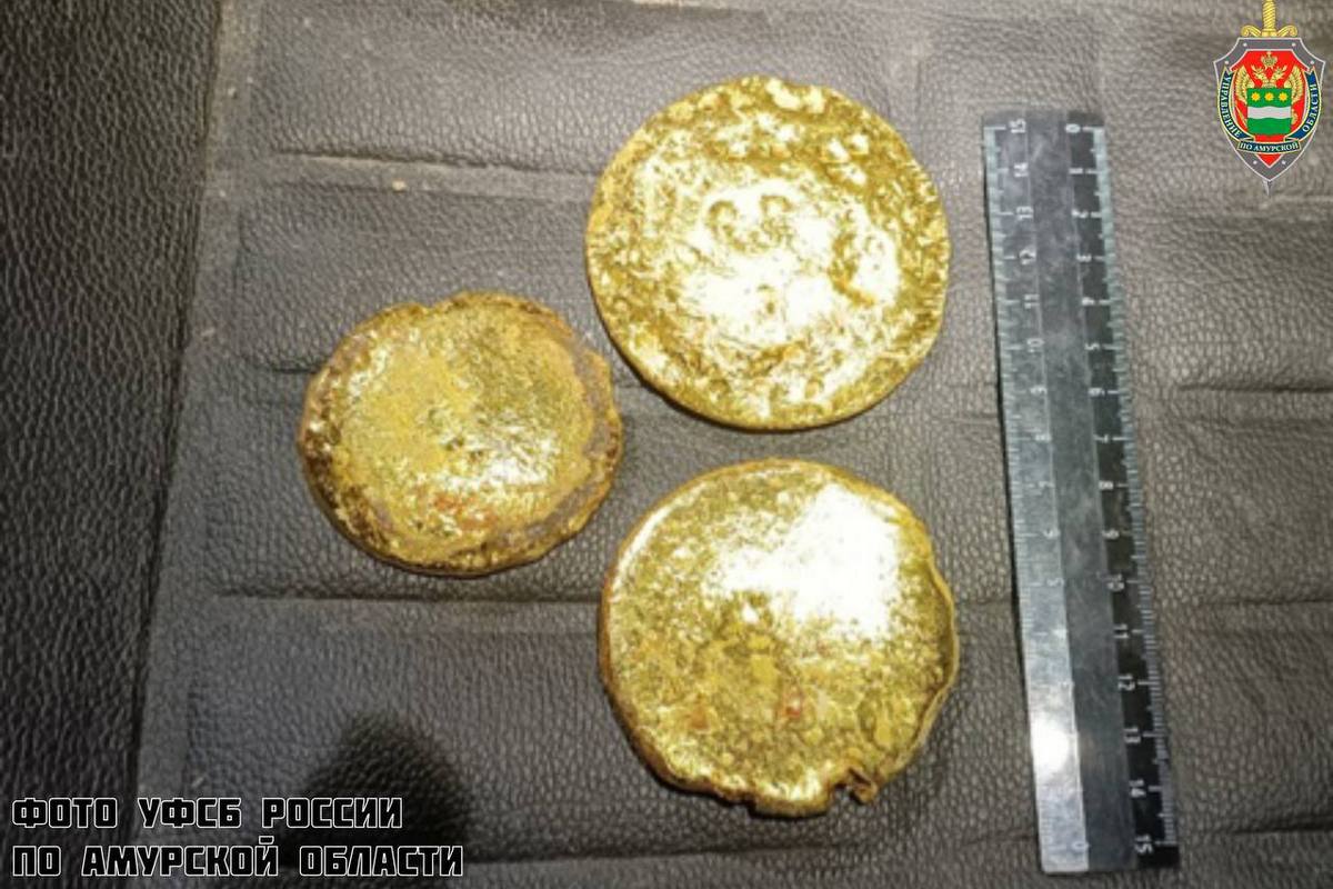 Житель Зейского округа нашел в лесу три золотых слитка на 11 миллионов и получил условный срок Амурчанин увидел блестящие желтые «монетки» общим весом 1,45 килограмма и решил оставить их себе. По закону, он должен был передать находку государству. Уголовное дело рассматривалось в особом порядке, так как мужчина полностью признал свою вину. В итоге его приговорили к двум годам лишения свободы условно с таким же испытательным сроком и штрафу в 350 тысяч рублей, который он должен выплатить в течение двух лет. Изъятое золото конфисковали в доход государства.