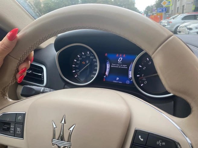 Жительница Свердловской области лишилась Maserati за долги Она накопила задолженности по имущественному налогу на общую сумму более 700 тысяч рублей. И поскольку от его уплаты уклонялась, приставы разыскали и арестовали иномарку женщины. Фото: Пресс-служба ГУФССП России по Свердловской области. Подписаться Прислать новость