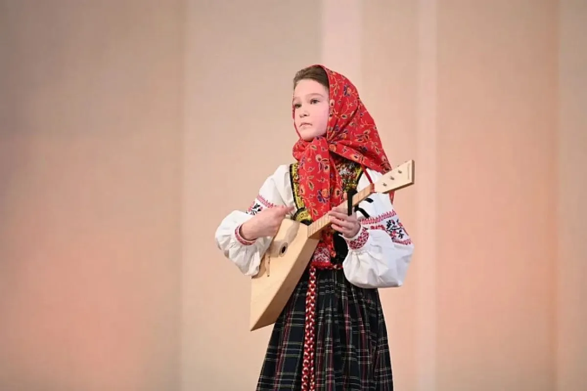 В Туле выступили молодые исполнители народной песни со всей страны Как сообщает пресс служба регионального правительства мероприятие прошло сегодня 16 мая в Колонном зале Дворянского собрания Первый очный тур XIV всероссийского конкурса молодых исполнителей народной песни Песни родины Л Н Толстого прошли 80 солистов и коллективов На тульской сцене они поучаствовали в прослушиваниях второго этапа Всего в этом году на конкурс поступило более 180 заявок из разных регионов России включая Тулу Москву Санкт Петербург Татарстан Крым Карелию и Луганскую Народную Республику В творческом состязании участвуют солисты и фольклорные ансамбли в возрасте от 6 до 35 лет Сегодня в этом зале царит особая атмосфера Когда ты видишь лица молодых исполнителей продолжающих традиции понимаешь насколько богата культура нашей страны и как важно сохранять ее для будущих поколений Благодаря таким конкурсам народная песня продолжает жить объединяя людей разных возрастов и регионов России отметила министр культуры Тульской области Елена Арбекова Она пожелала всем участникам конкурса успехов сильнейшим победы а также ярко показать свое искусство и получить впечатления от выступлений коллег Подробнее на сайте Пресс служба правительства Тульской области   Если у вас плохо грузятся новости видео и фото посты дублируются в нашем канале в MАХ 1  2   Подпишись на новости