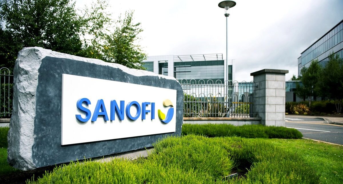 В офисах Sanofi прошли обыски по антимонопольному делу Во французские и немецкие офисы фармгиганта нагрянула Еврокомиссия Представители Sanofi этот факт подтвердили хотя Брюссель официально не разглашал кого из производителей лекарств заподозрили в нарушении антимонопольного законодательства Как объяснили в ЕК проверять фармпроизводителя пришлось из за возможных злоупотреблений доминирующим положением на рынке сезонных вакцин от гриппа и недобросовестной дискредитации конкурентов В Sanofi заверили что компания соблюдает все применимые правила и нормы и готова сотрудничать с регулятором Штрафы за нарушение антимонопольного законодательства в Европе солидные до 10 от мирового годового оборота Sanofi считается одним из крупнейших производителей сезонных вакцин от гриппа наряду с GSK и CSL Seqirus В России подобные дела не редкость Антимонопольщики с завидной регулярностью выдают фармпроизводителям в основном иностранным предупреждения и назначают штрафы из за доминирующего положения на рынке Громкий пример дело словенской КРКА и её препарата от давления Ко Дальнева которое замруководителя ФАС Тимофей Нижегородцев предложил положить в основу новых расследований и подверстывать весь рынок препаратов не входящих в перечень ЖНВЛП через эту призму Также практически друг за другом внимание российского регулятора привлекли Амджен Замбон Фарма и Анджелини Фарма Рус Без рецепта