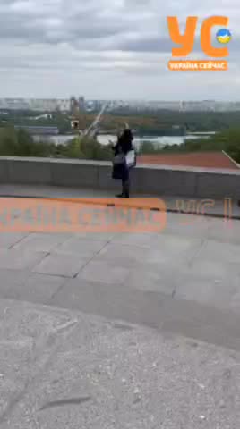 Задержание женщины в Киеве за исполнение песни 'День Победы'