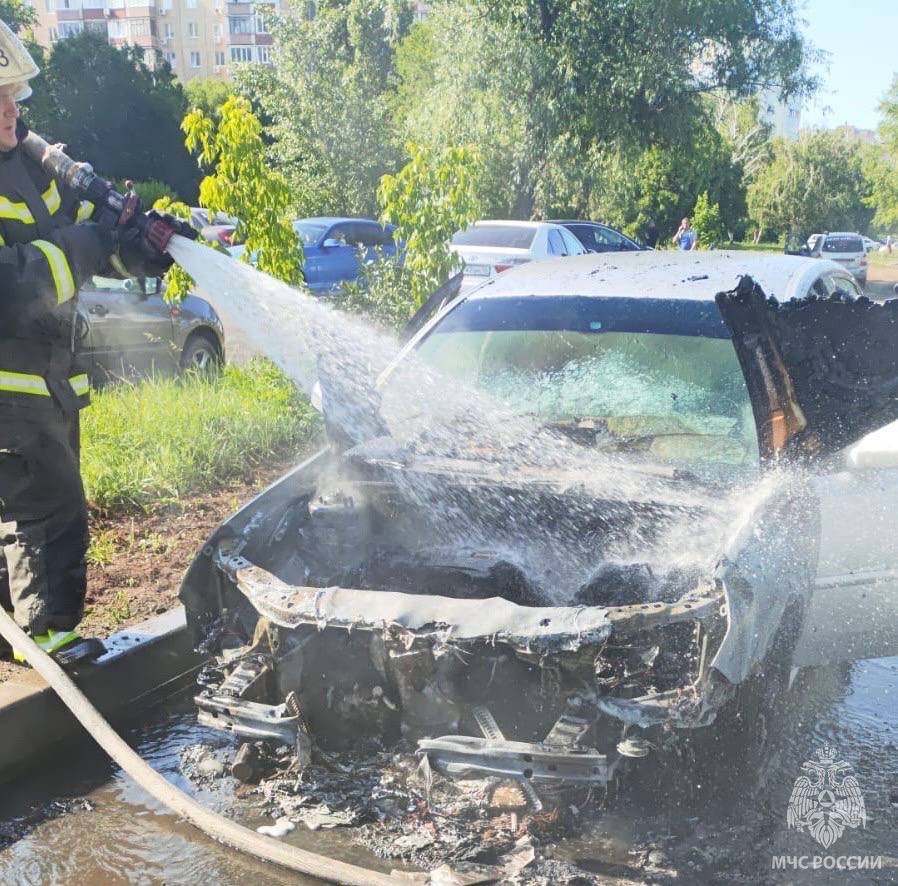 В Оренбурге в районе остановки «Салют» сгорел автомобиль #Про_Общество В областном центре на улице Терешковой сегодня загорелся автомобиль. Об этом сообщили в региональном МЧС. Уточняется, что пострадавших нет. Огонь уже потушили. Для этого привлекались 4 специалиста МЧС, спецтехника. Причины произошедшего устанавливаются, добавили в ведомстве.
