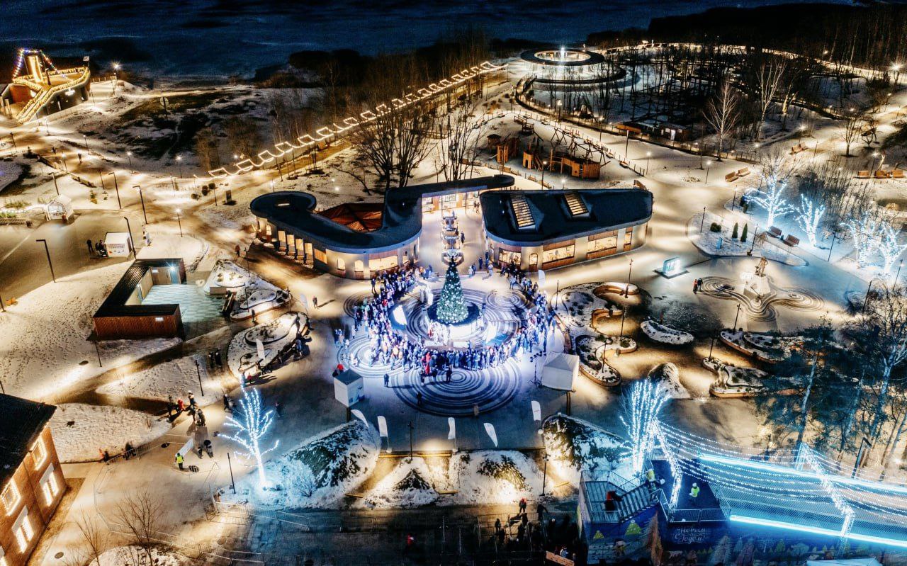 Фестиваль Зима в Кронштадте До 18 января включительно в парке Остров фортов в Кронштадте проходит фестиваль Зима в Кронштадте При входе гостей встретят сани Деда Мороза территорию украсили два километра ярких гирлянд светящиеся фигуры рождественских оленей и любимых мультперсонажей На главной площади стоит новогодняя ёлка с троном Деда Мороза В парке можно покататься на лунных LED качелях создающих праздничную атмосферу и сделать отличные снимки в фотозонах Ледяное зеркало и Кристальный ромб Подписаться Куда сходить в Петербурге