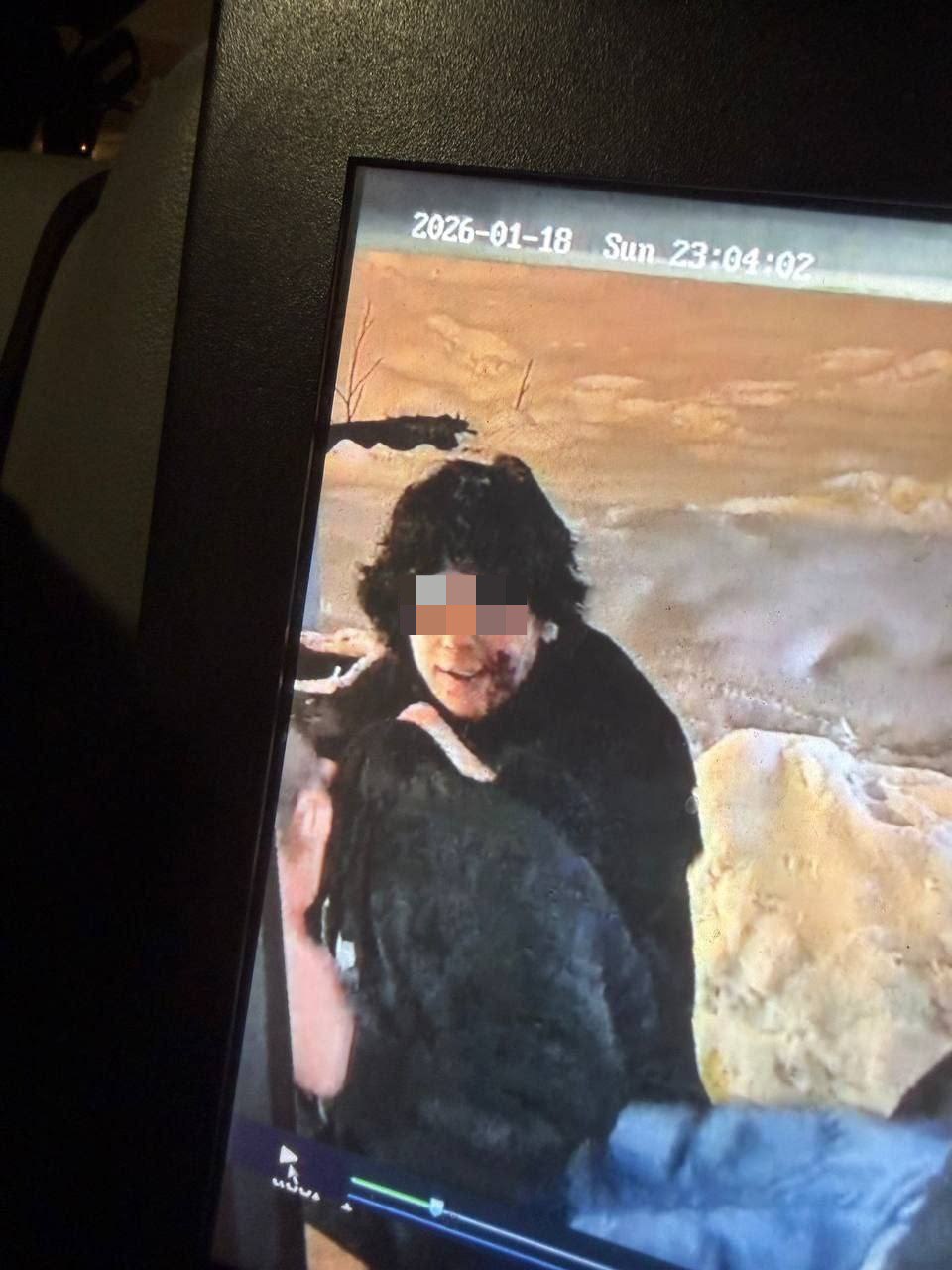 Подозреваемого в убийстве 18 летнего парня в подмосковном автобусе задержали в Электростали Об этом сообщили в региональном СК По данным следствия фигурантом оказался 19 летний молодой человек Конфликт произошел на почве личной неприязни Покинув салон автобуса между ними произошла драка на остановке В какой то момент 19 летний достал нож и нанес им удар одному из молодых людей в область шеи и туловища Несмотря на оказанную в медицинском учреждении помощь потерпевший скончался сообщили в СК РЕН ТВ в Telegram в MAX