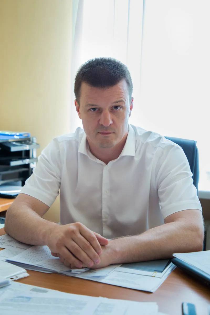 Бывший замглавы Геленджика получил 3 года за злоупотребления Павел Блинов признан виновным в превышении полномочий и злоупотреблении должностью С июля 2019 года будучи замглавы города он пытался передать участок на пляже в Кабардинке своему знакомому хотя участок уже был занят другим предпринимателем Блинов использовал свои полномочия чтобы расторгнуть договор предпринимателя и через муниципальное предприятие Александрия заключить соглашение на нужных ему условиях Кроме того с декабря 2019 по август 2020 года он отдавал объекты муниципальной собственности третьим лицам бесплатно что принесло предприятию ущерб более 1 2 млн рублей Суд приговорил Блинова к 3 годам колонии поселения и лишил права работать на госслужбе на 3 года Апелляция приговор подтвердила решение вступило в силу Кубанские Новости   Мы в MAX