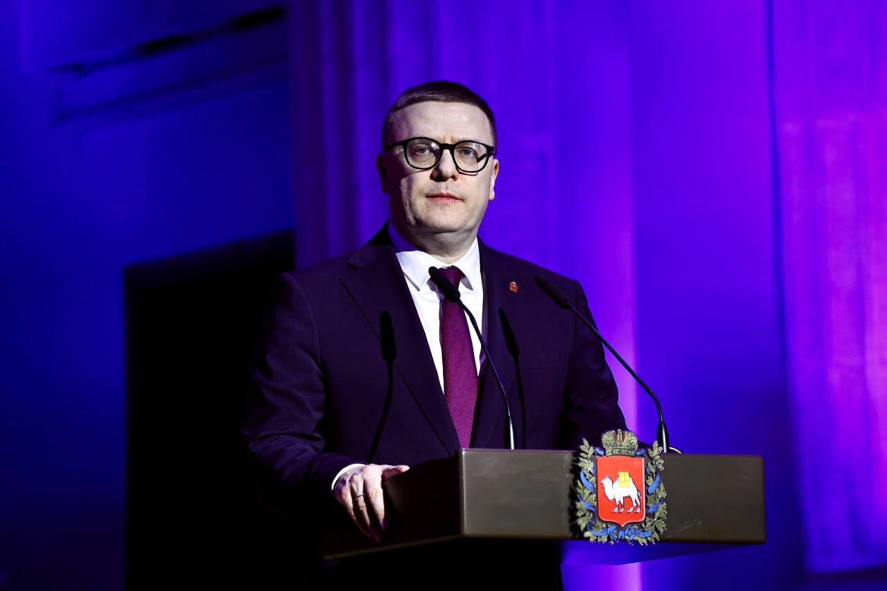 Челябинские эксперты поделились ожиданиями от послания Текслера Заксобранию В конце этой недели состоится традиционное ежегодное обращение губернатора Челябинской области Алексея Текслера к Законодательному собранию региона. Ожидается, что глава региона сообщит областным парламентариям об итогах работы правительства за прошлый год, а также наметит цели по дальнейшему развитию Южного Урала. Члены «Экспертного клуба Челябинской области» поделились своими ожиданиями от послания губернатора, а также обозначили темы, которые глава региона может затронуть в своём выступлении. «Вероятно, также прозвучат планы по развитию туризма и укреплению имиджа региона как комфортного и привлекательного места для жизни», — считает Никита Тахиров, руководитель проектов компании «1Т».