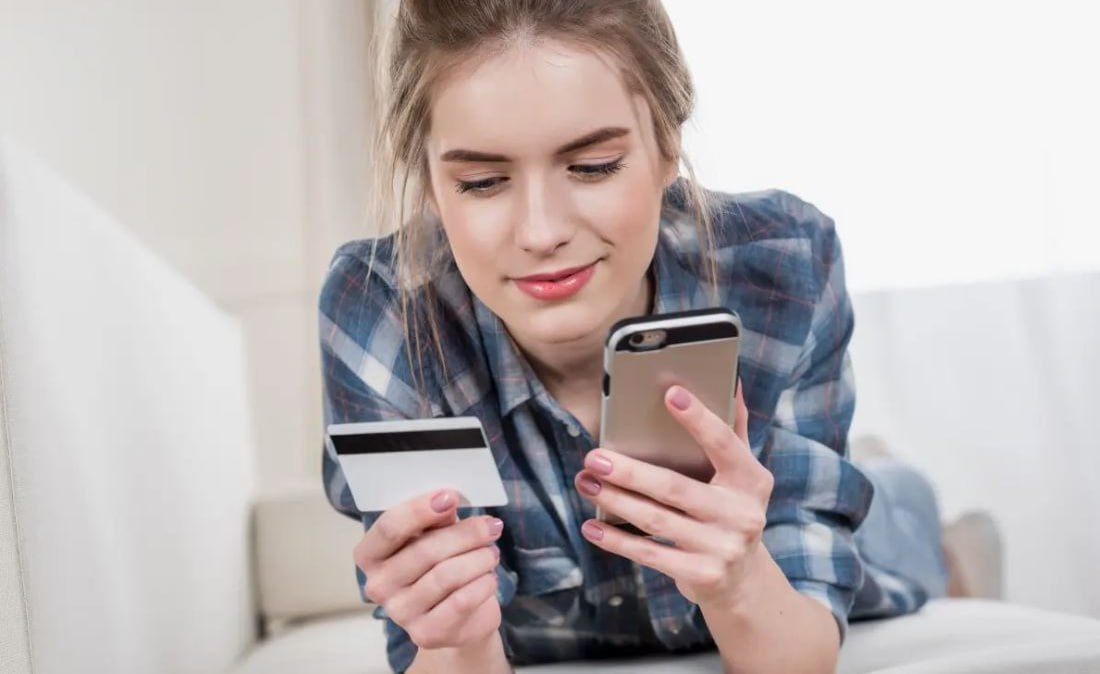 В Госдуме предложили отменить комиссию за переводы между близкими родственниками Депутаты предложили отменить комиссии за внутрисемейные денежные переводы между супругами родителями и детьми включая совершеннолетних до 24 лет через системы банковских и быстрых платежей Подтверждение родства может осуществляться однократно путем предоставления в банк эквайер соответствующих документов или через верифицированный аккаунт на портале госуслуг По словам депутатов миллионы российских семей регулярно перечисляют друг другу денежные средства родители оплачивают учебу детей в других городах взрослые дети поддерживают пожилых родителей Каждый такой жест поддержки от родных облагается комиссией превращаясь в плату за заботу fatcat18