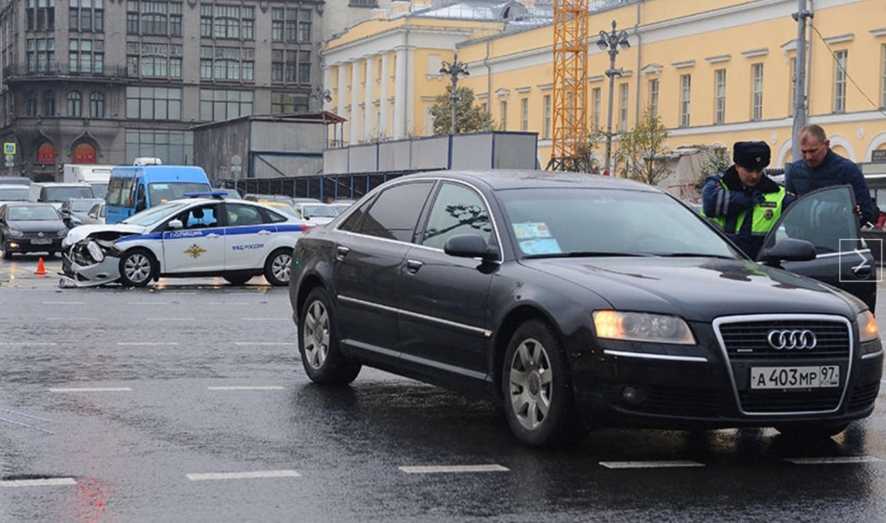 Вслед за ЕКХ в России начали изымать номера серии АМР Только в Московском регионе конфисковали 15 таких комбинаций с кодом региона 97 пишет Mash Причем гаишники специально останавливают автомобили для принудительного изъятия таких номеров Продажа данных регистрационных знаков на интернет площадках отслеживается Номера АМР с 97 м регионом законодательно закреплены за правительственными и государственными органами Аналогичные комбинации АМР с другими кодами 99 и 77 не имеют официального статуса Но такой блатной номер на черном рынке стоит 14 35 млн рублей Серия была введена еще в 1996 году и изначально предназначалась администрации президента и сотрудников силовых структур она обеспечивала их идентификацию и особые привилегии на дороге По некоторым данным именно такие номера были у Ларисы Долиной в момент известного скандала когда певица признавалась что нарушает ПДД с разрешения МВД