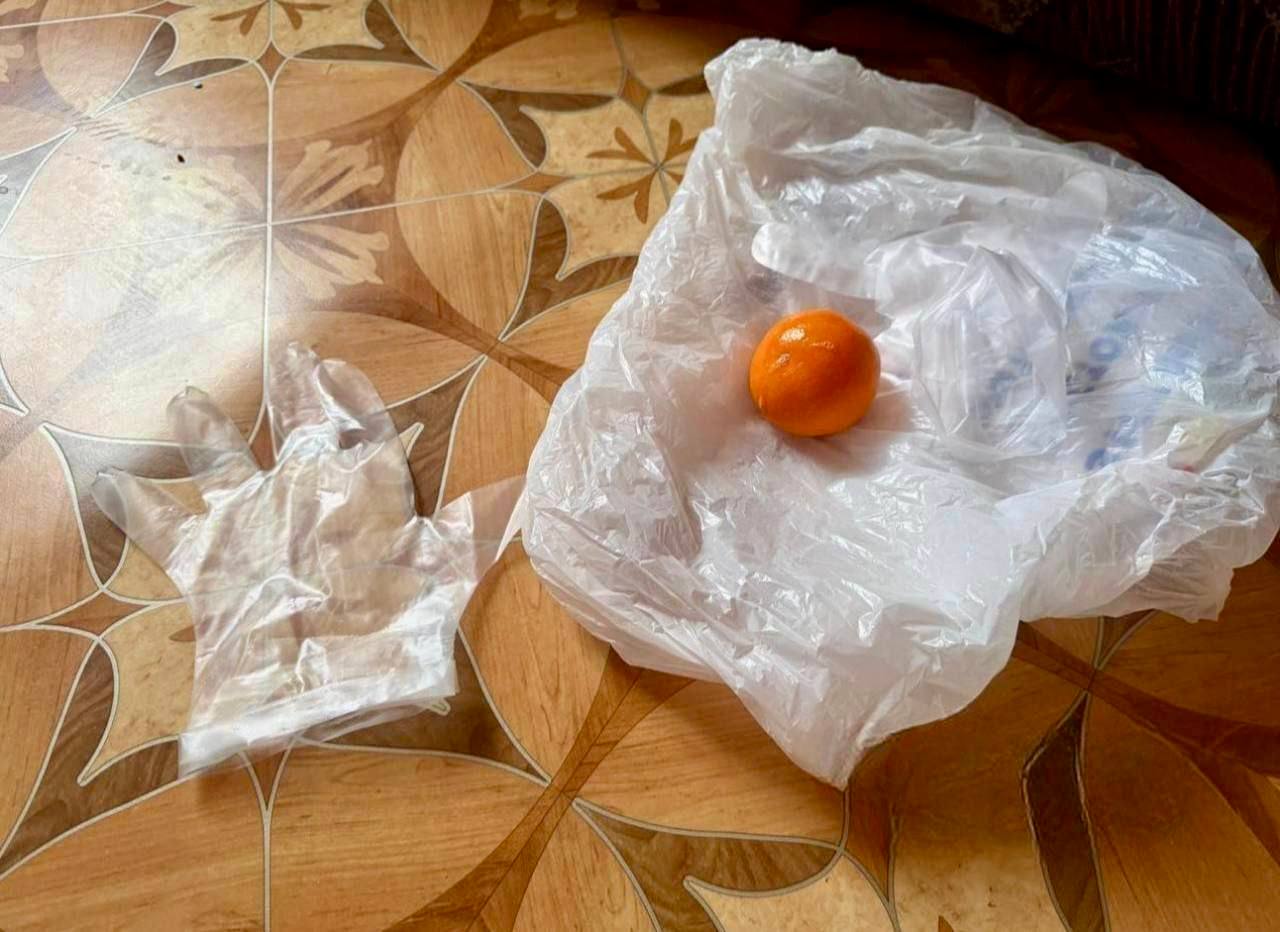 Мандарин в заднем проходе стал причиной вызова скорой помощи в новогоднюю ночь В республике Башкортостан а именно в городе Мелеуз 32 летний Азат праздновал Новый год со знакомыми и находясь в состоянии сильного алкогольного опьянения засунул себе два мандарина в задний проход Самостоятельно он смог извлечь только один фрукт Позже у мужчины появились сильные боли после чего он вызвал скорую помощь на дом Объяснить мотив своего поступка он не смог Медики прибывшие на вызов извлекли оставшийся мандарин на месте В госпитализации мужчина не нуждался ему рекомендовали покой и обратиться к врачам при появлении кровотечения