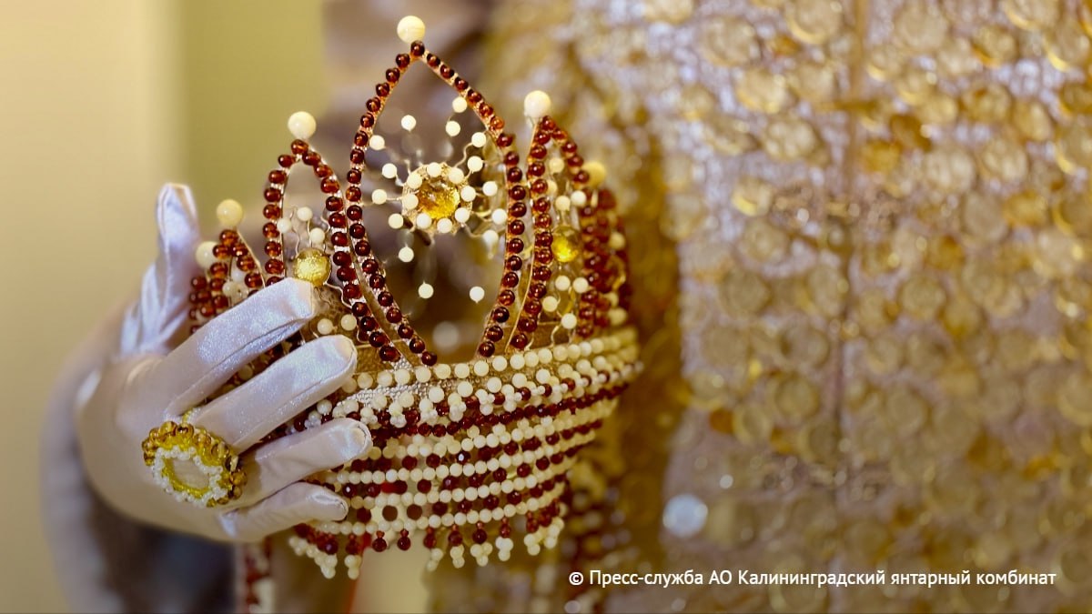 Кокошник из 1 145 элементов янтаря создали мастера Калининградского янтарного комбината сообщили на предприятии Весит готовое изделие 243 грамма
