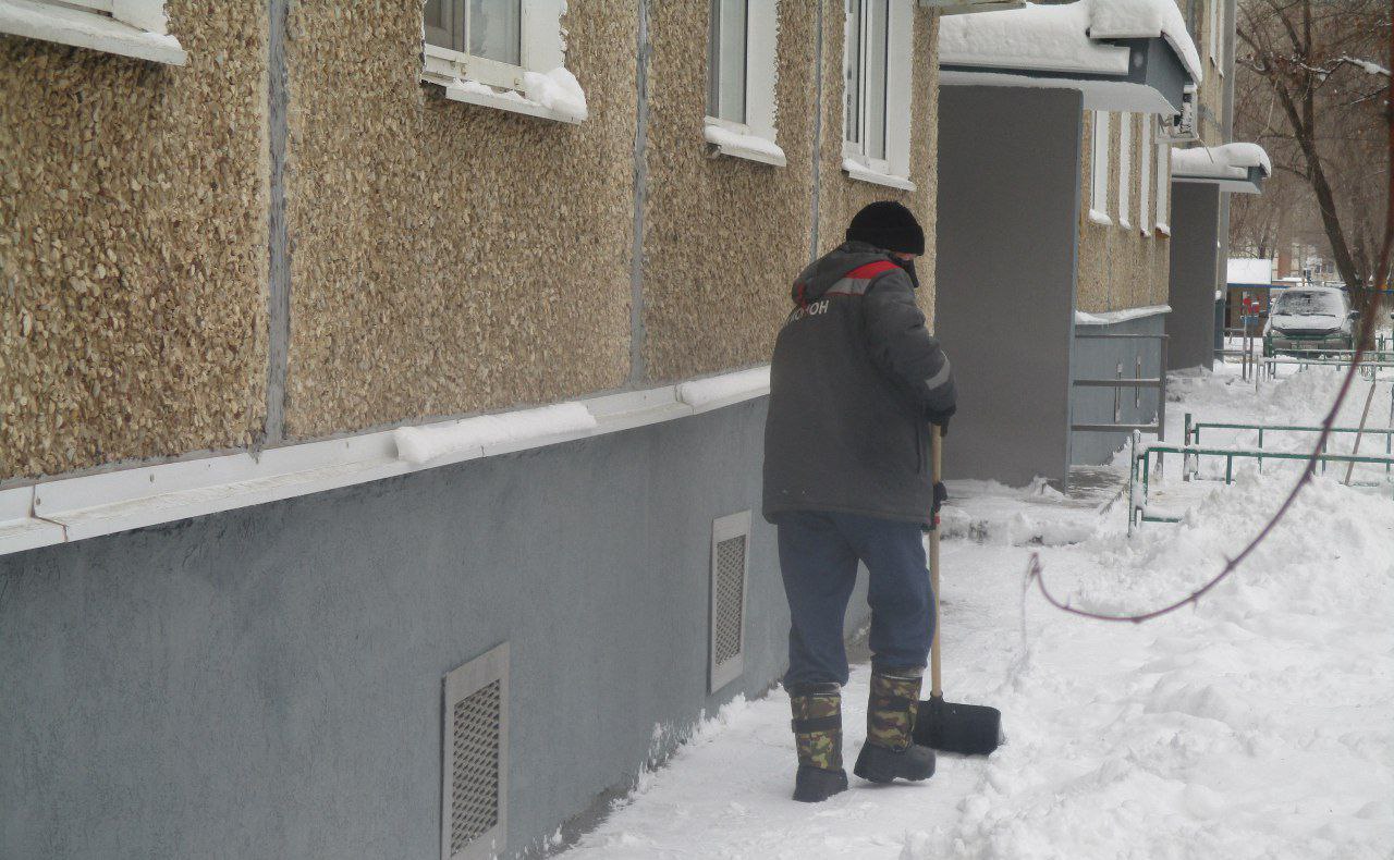 Более 800 дворников чистят дворы Оренбурга  Такие данные предоставляет мэрия со ссылкой на ТСЖ и управляющие компании. Сегодня на уборку снега вышли 813 работников и 27 единиц техники.