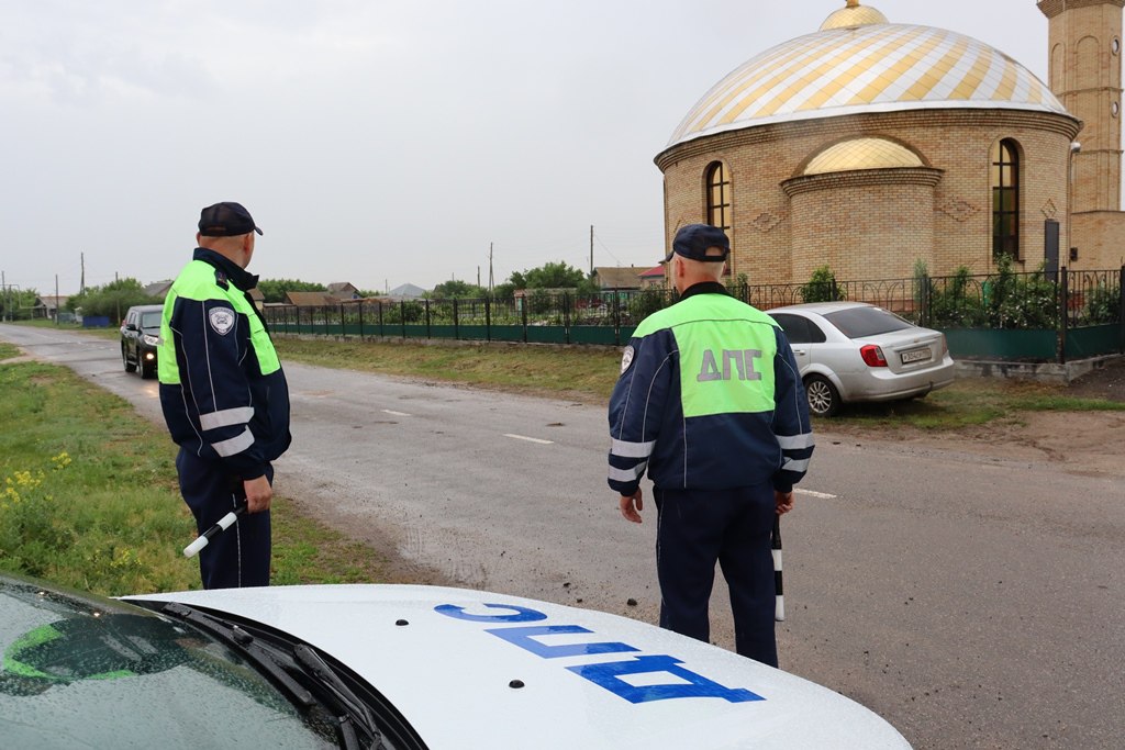 Полицейские Челябинской области обеспечили правопорядок при проведении религиозного праздника Курбан-Байрам Сегодня в регионе состоялись религиозные мероприятия, посвященные празднику Курбан-Байрам. Свыше шестнадцати тысяч верующих посетили мечети для совершения молитвы. Праздничные богослужения начались с семи часов утра. Охрану общественного порядка и безопасность обеспечили сотрудники органов внутренних дел. Содействие полицейским оказывали коллеги из территориальных подразделений Росгвардии, а также представители добровольных народных дружин, казачества, работники частных охранных организаций. Места проведения утренних молитв заблаговременно были обследованы специалистами-кинолагами, маршруты патрулирования экипажей наружных служб были приближены к религиозным объектам. Для обеспечения общественной безопасности на входе осуществлялись досмотровые мероприятия с применением ручных и стационарных металлодетекторов. Во избежание заторовых ситуаций автотранспорта сотрудники Госавтоинспекции осуществляли регулировочно-распорядительные действия. Для обеспечения общественного порядка и общественной безопасности в период проведения праздника было задействовано около 500 сотрудников органов внутренних дел и приданных сил. Благодаря принятым мерам нарушений общественного порядка не допущено. #мвд74 #полиция74 #полицияюжногоурала #челябинскаяобласть #ООП
