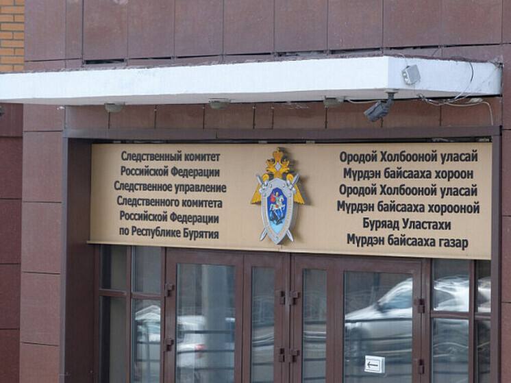 В Бурятии кассир Кяхтинского почтамта обвиняется в служебном подлоге  В Бурятии завершено расследование уголовного дела в отношении кассира главной кассы Кяхтинского почтамта. Женщине инкриминируется статья 292 УК РФ  внесение должностным лицом в официальные документы заведомо ложных сведений, совершенное из иной личной заинтересованности , сообщили в Следственном управлении СКР по Бурятии.  Следствием установлено, что в августе – сентябре 2023 года обвиняемая, обязана была лично выдать наличные уволившемуся работнику с внесением записей в соответствующей ведомости. Вместо этого кассир доверила передачу денег делопроизводителю. А она вернула документы без подписи человека, получившего причитающуюся ему зарплату.  Явный бардак захотелось спрятать. И вот кассир, составляя отчетность, уже из личной заинтересованности решила скрыть факт передачи иному лицу денег, предназначенных уволившемуся работнику. Иными словами, скрыть свою некомпетентность. Для этого женщина собственноручно внесла в платежную ведомость заведомо ложные сведения о получении денег бывшим работником.  В ходе следствия кассир вину в совершении служебного подлога признала. Уголовное дело направлено в суд для рассмотрения по существу.  MK
