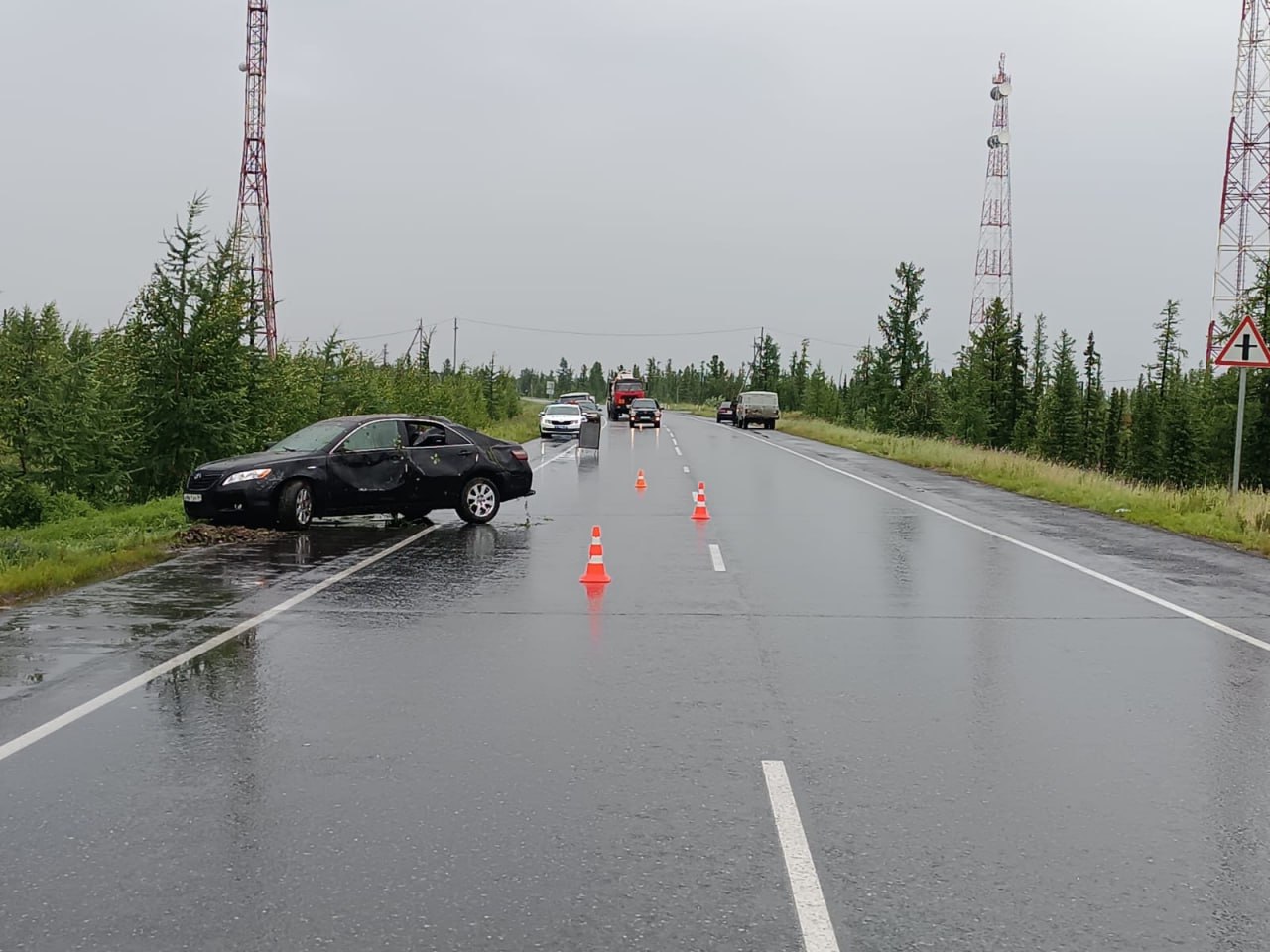 За прошедшие сутки на дорогах Ямало-Ненецкого автономного округа зарегистрировано 4 ДТП, последствиями которых стали механические повреждения транспортных средств. Информация носит исключительно информативный характер и не определяет виновность участников ДТП. С начала 2025 года на ямальских дорогах в 2596 зарегистрированных ДТП погибло 12 человек и 155 получили травмы, в их числе 20 детей. В Госавтоинспекции призывают всех участников дорожного движения быть внимательнее на дорогах и соблюдать ПДД. Водителям рекомендуют выбирать скоростной режим с учетом дорожных и метеорологических условий. Пешеходам, в темное время суток, рекомендуют размещать на верхней одежде световозвращающие элементы. #мвдроссии #полиция #гибддянао #гибдд #янао #дтп