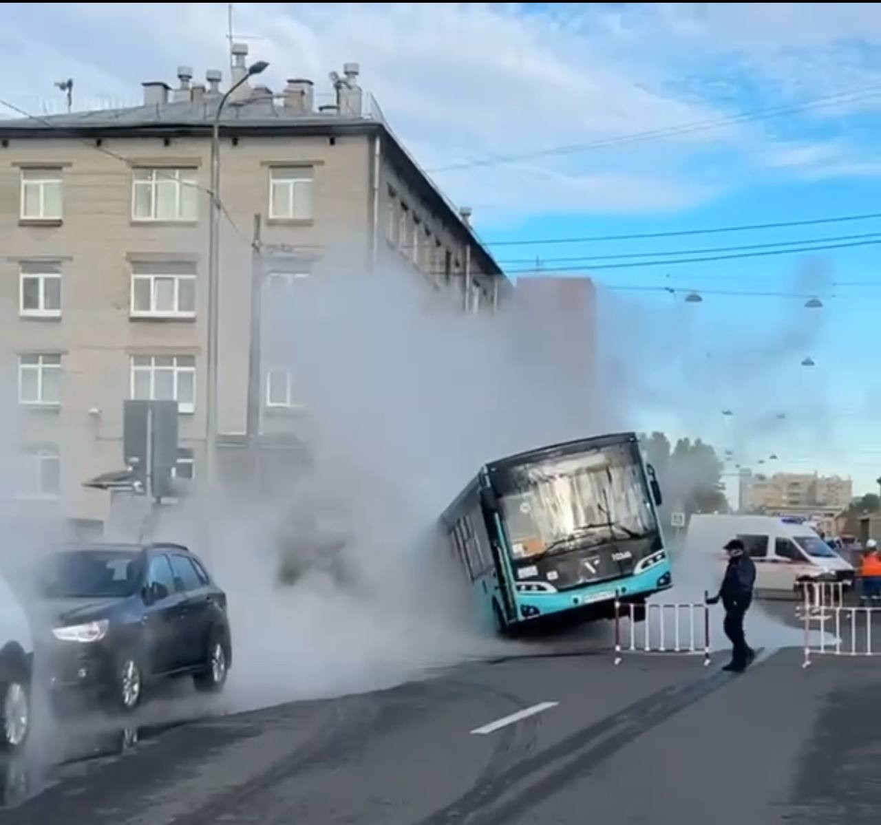 В Питере пассажирский автобус провалился в яму с кипятком.   Слава богу, жертв нет, но это просто чудо, что так случилось.   Во время избирательной кампании я говорил о больших проблемах в коммунальной системе города, в городском хозяйстве. Власти мне возражали - мол, прекрасно все. И вот…  Не хочу винить всех и вся, город огромный, за всем не уследить, но в отношении сотрудников отдела благоустройства и дорожного хозяйства Кировского района как минимум предлагаю сделать выводы!