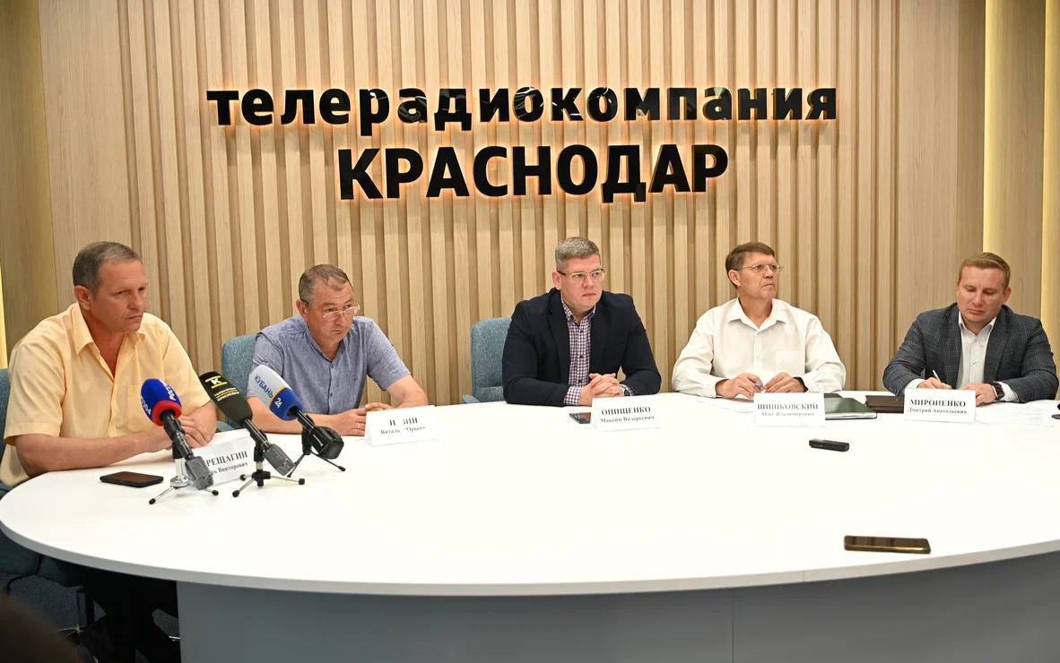 Представители ресурсоснабжающих организаций рассказали о подготовке Краснодара к пиковым нагрузкам на электросети Готовность города к максимальным энергонагрузкам обсудили на брифинге с участием заместителя главы Краснодара Максима Онищенко и представителей ресурсоснабжающих организаций. Участники рассказали, какие меры приняты для улучшения энергоснабжения города. Ежегодно наблюдаются пиковые нагрузки, особенно в пиковые часы с 13:00 до 17:00 при температуре около 40 градусов, когда сеть загружена на 95%. В целях повышения надёжности электросетей проведены замены трансформаторов и ремонты подстанций, а также организовано круглосуточное дежурство бригад для оперативного устранения аварий. Сообщить об отключениях электричества можно по номеру Единой дежурно-диспетчерской службы 050. Читайте нас: Телеграм ВК Дзен