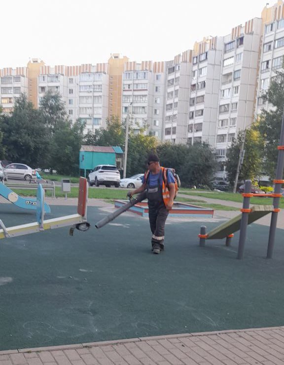 В уборке Курска задействованы 107 человек Наводят чистоту на дорогах 65 сотрудников и 51 единица техники от комитета ЖКХ, а в общественных зонах — 42 специалиста и 12 машин, отметили в комитете городского хозяйства. На контроле рабочих остаётся санитарная уборка парков, скверов, детских и спортивных площадок. Бригады моют дорожки, чистят урны и приводят в порядок газоны. Также специалисты очищают дороги, тротуары, остановки и прилегающие территории от мусора, пыли и грязи. Фото предоставлены администрацией города Курска.