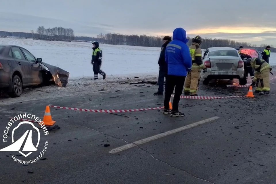 В Челябинской области женщина погибла, мужчина пострадал в лобовом ДТП  На трассе Челябинск-Троицк утром 23 декабря случилось смертельное ДТП. 54-летняя женщина за рулем LADA Granta обгоняла двигавшуюся вереди машину. Автомобилистка выехала на встречную полосу и врезалась там в Volkswagen Polo.  Как рассказали в Госавтоинспекции Челябинской области, водитель LADA умерла на месте аварии. 59-летний водитель иномарки остался жив, но получил травмы.