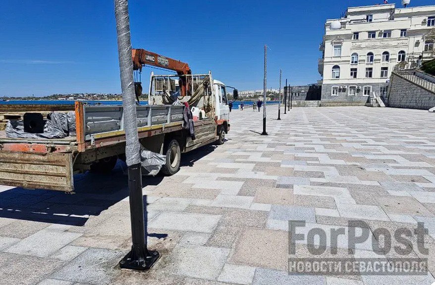 Облик новый фонарей на Приморском бульваре утвердит архсовет Об этом сообщил губернатор Севастополя. Прежние "танцующие" столбы будут демонтированы. "Поручил и.о. директора Горхоза Наталье Сергеевне Гуляевой убрать их и сделать всё по уму: литые, с соответствующим дизайном и согласованием архитектурного совета", — написал Михаил Развожаев. ForPost
