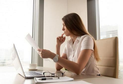 Ташкентскому застройщику предписали удалить из договора пункт о штрафах за критику компании Комитет по развитию конкуренции и защите прав потребителей Узбекистана обязал Golden House Property Group убрать из договора купли продажи пункт о штрафах за обращения в СМИ с критикой застройщика Проверка началась после публикаций в соцсетях где пользователи сообщили что компания удерживает 10 от уплаченной суммы за жалобы наносящие ущерб репутации предприятия Ведомство признало это нарушением прав потребителей и рекомендовало добровольно устранить незаконное условие Подробнее на нашем сайте Актуальные новости из Центральной Азии fergananews