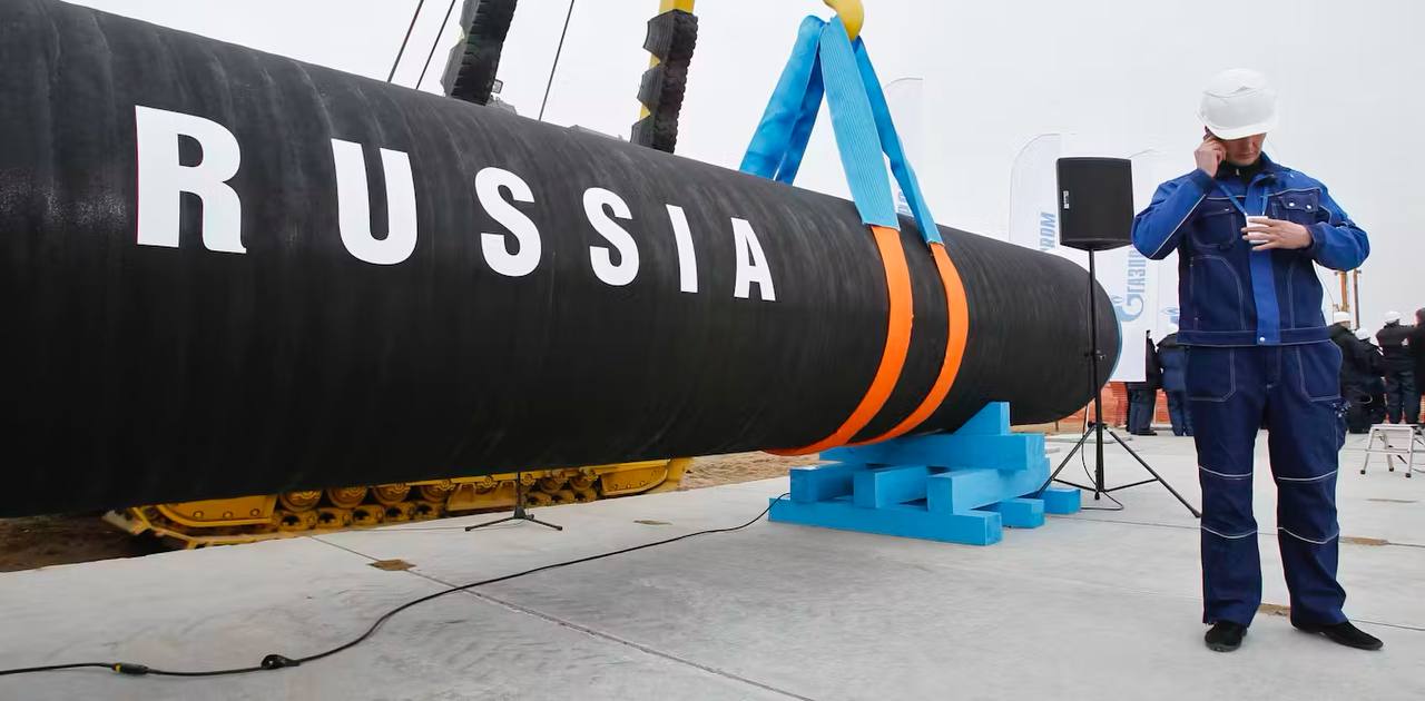 Рублевая цена российской нефти упала почти на 40% ниже заложенного в бюджет уровня Средняя цена российской нефти, рассчитываемая для целей налогообложения, по итогам мая составила 4.195 рублей за баррель, что является минимальным показателем с апреля 2023 года и на 38% ниже уровня, который использовался при планировании доходов бюджета на 2025 год, показал расчёт Reuters. При вычислении средней цены нефти для налогообложения, которая в налоговом законодательстве именуется Юралс — аналогично основной экспортной марке российского сырья — используется расчётная корзина из сорта Urals и более дорогого ESPO Blend. Подписаться Прислать новость