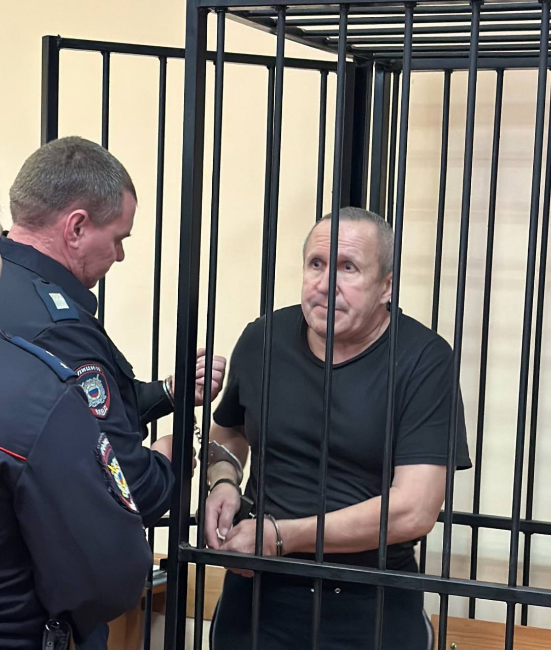 Угрожал ножом для чистки рыбы 9 5 лет дали уральцу за расправу над товарищем 12 июня 2025 года на садовом участке в коллективном саду 10 УВЗ в Нижнем Тагиле произошла ссора между Олегом Ласкиным и Валерием Корепановым Ласкин отказался везти товарища не желая садиться за руль пьяным Корепанов разозлившись схватил нож для чистки рыбы и начал угрожать По данным следствия Ласкин восприняв угрозы всерьёз ударил приятеля вырвал у него нож и нанёс смертельный удар в спину когда тот попытался убежать Чтобы скрыть преступление он расчленил тело электропилой выбросил ноги в водоём а остальное спрятал в лесополосе Его задержали через шесть дней В суде мужчина полностью признал вину Ленинский районный суд Нижнего Тагила приговорил Ласкина к 9 годам 6 месяцам строгого режима Оперативное сопровождение расследования по данному уголовному делу осуществляли сотрудники территориального отдела МВД Наработанные материалы сыщики направили нашим коллегам из регионального СКР которые и довели расследование до логического завершения а суд поставил в этой криминальной истории окончательную точку сообщил начальник пресс службы ГУ МВД по Свердловской области Валерий Горелых слишком мягко за такое преступление Он же расчленил человека жуткая история главное что убийца получил наказание Подписаться на 4 канал Мы в MAX