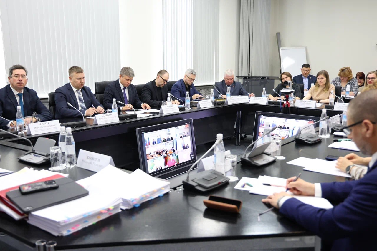 Сегодня в ходе еженедельного заседания Правительства детально рассмотрели, насколько региональная система образования готова к предстоящим экзаменам. Сдавать Единый государственный экзамен будут 360 одиннадцатиклассников, Основной государственный экзамен - 696 девятиклассников. В этом году очевиден рост популярности химии и биологии в качестве выбранных для сдачи ЕГЭ. Сдать химию хотят в 2,5 раза больше школьников, чем год назад, а биологию – почти в 3 раза больше. Также серьезно выросло число заявившихся на ЕГЭ по физике и информатике. Это позитивный момент, именно естественно-научные специальности сейчас востребованы на рынке труда. Ребята смогут после обучения легко найти достойную работу. Чукотка полностью готова к проведению государственной итоговой аттестации. Все работники пунктов проведения экзаменов прошли обучение, зарегистрировано 50 общественных наблюдателей от родительской общественности и 11 онлайн-наблюдателей, организовано видеонаблюдение. В каждой аудитории будет находиться по одному общественному наблюдателю. Первый ЕГЭ ребята будут сдавать 23 мая 2025 года. ОГЭ начнется 20 мая 2025 года. Единая государственная аттестация - один из важных рубежей в жизни школьников, поэтому все вопросы должны быть отработаны на 100%.
