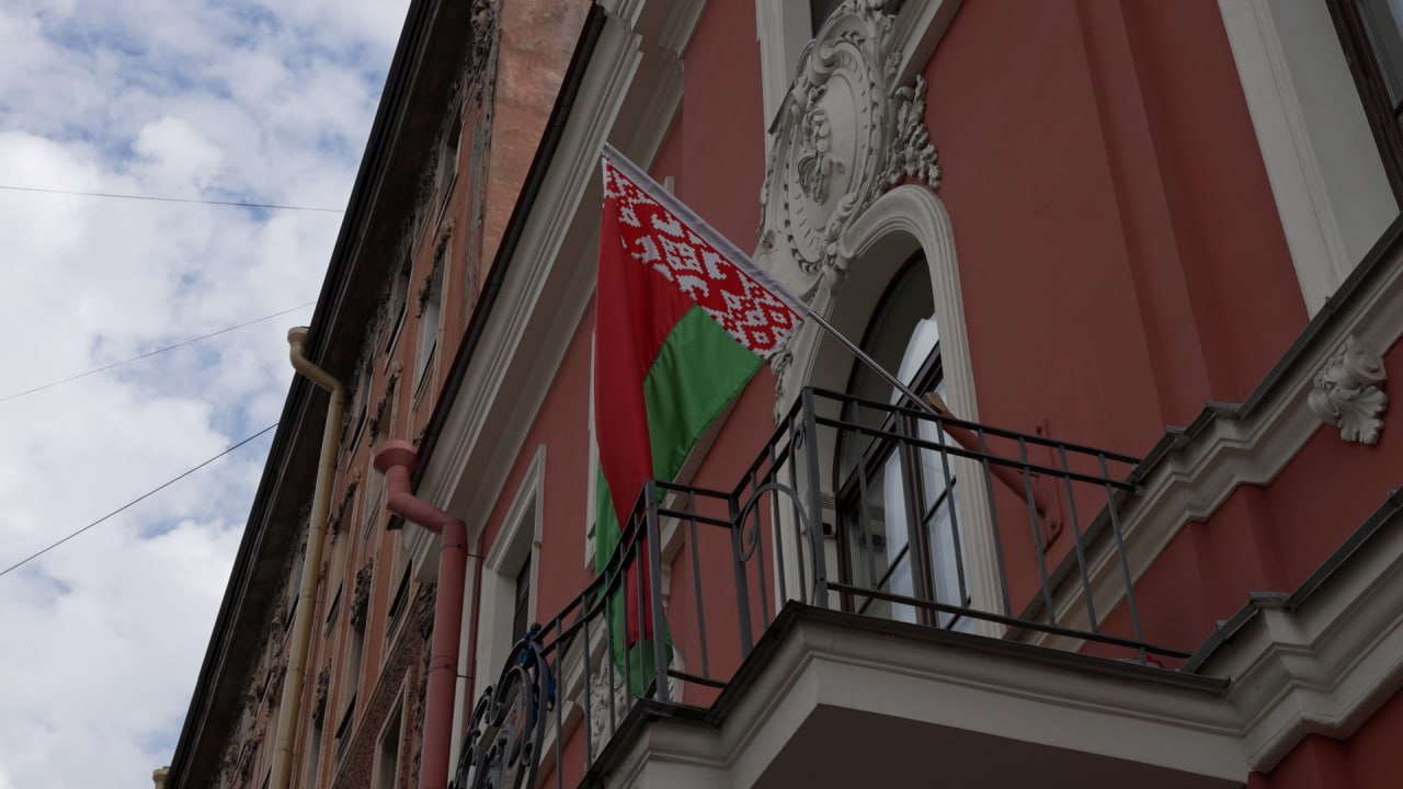 Генконсульство Белоруссии в Петербурге открыли в новом здании. Диппредставительство расположилось на Тверской улице. Церемонию приурочили ко Дню независимости республики. В мероприятии поучаствовал губернатор Петербурга Александр Беглов. Белорусская делегация подарила городу машину для перевозки людей с инвалидностью. Автомобиль передадут в распоряжение одного из соцучреждений Петербурга.