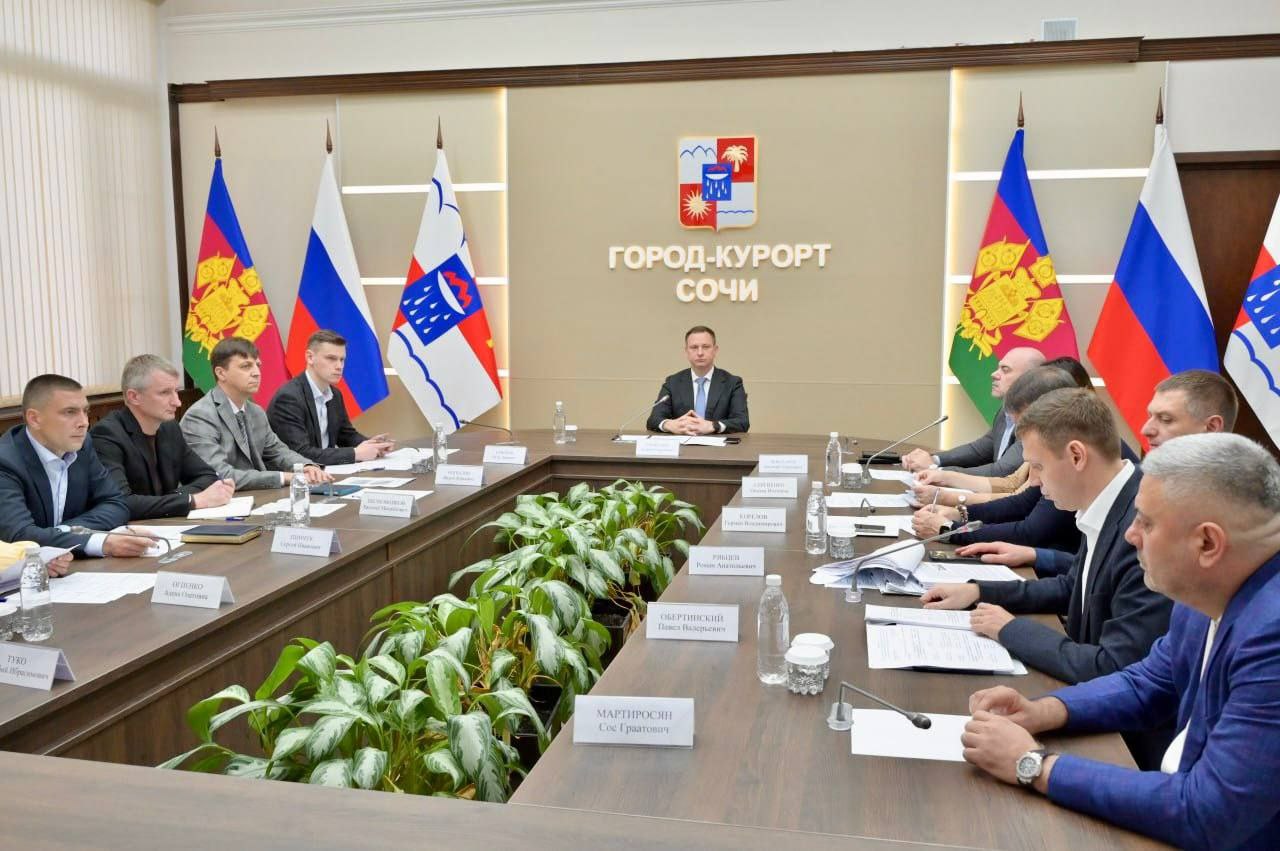 Глава Сочи Андрей Прошунин провел совещание по контролю за сроками реализации инвестпроектов Основное внимание уделили проектам по которым несмотря на полученные разрешения на строительство работы не были начаты в установленные сроки Андрей Прошунин сообщил что на контроле администрации находится 60 инвестиционных проектов со сроком реализации до 2033 года большинство из которых относятся к санаторно курортной и туристической сферам Глава города Андрей Прошунин По 28 проектам получены разрешения на строительство и по многим ведутся подготовительные или строительно монтажные работы У нас есть дорожная карта и полное понимание по каждому объекту количество номеров этажность площадь озеленения инженерная и социальная составляющие Очень важно чтобы инвестор четко и в срок исполнял свои обязательства в том числе по развитию прилегающих территорий Для этого дополнительно и я уже об этом говорил прорабатывается возможность внедрения инфраструктурного сбора для инвесторов Эта мера даст городу и жителям больше гарантий в части развития городской среды в том числе в рамках договоров о комплексном развитии территорий В нынешнем году завершено строительство санатория Кристалл в Хостинском районе который начнет полноценно функционировать в 2026 году Инвестором проведено комплексное благоустройство пляжа Волна и локально общественных территорий в Хосте Этим летом в Центральном районе курорта открыт новый гостиничный комплекс Гранд Каскад Заблаговременно инвестором приведен в современный вид сквер Стерео Сейчас завершается строительство гостиничного комплекса Лотте Плаза Ранее инвестором проведено благоустройство пляжа морской и речной набережных Ривьера построен мост Волшебный лист Мы в МАХ