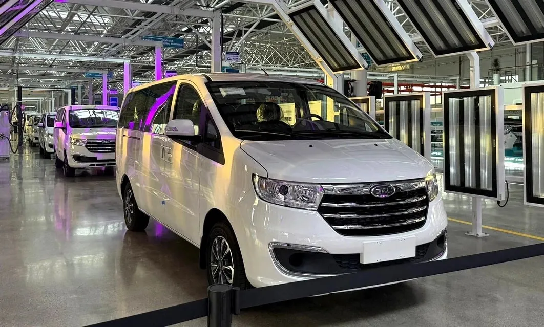 Крупноузловую сборку минвэнов JAC M3 запустили в Узбекистане на заводе совместного предприятия JAC Motors Toshkent В России аналогичный минивэн выпускают под именем Sollers SF1 Этот канал можно читать в МАХ