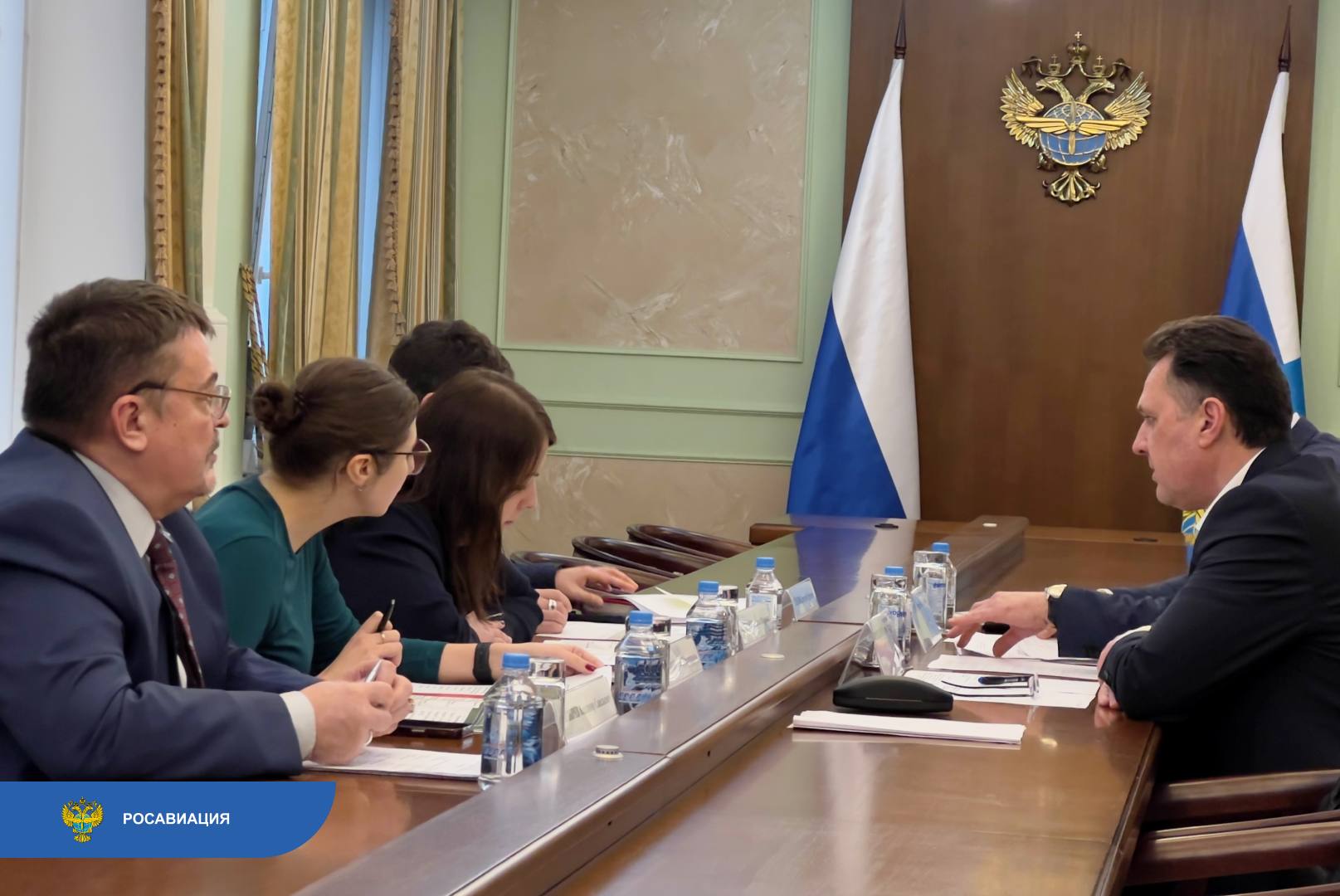 В Федеральном агентстве воздушного транспорта состоялась рабочая встреча Натальи Андриановой заместитель руководителя агентства с Сергеем Верещагиным председатель правительства Красноярского края и Дмитрием Зотиным министр транспорта Красноярского края Мероприятие было посвящено готовящейся реконструкции взлетно посадочной полосы аэропорта Красноярск реализация которой планируется по схеме концессии в рамках федерального проекта Развитие опорной сети аэродромов Стороны обсудили финансовую составляющую проекта а также детально рассмотрели ключевые технические и организационные вопросы связанные с проведением строительных работ По итогам была достигнута договорённость о проведении дополнительных встреч для детализации расчетов и оптимизации модели а также более активного подключения к текущему диалогу представителей авиакомпаний Следующий шаг подготовка обновленной дорожной карты проекта что то непохоже чтобы Сергей Викторович активно готовился к вступлению в должность главы муниципального округа город Красноярск как занимался важными проектами регионального уровня так и занимается NeNASHI