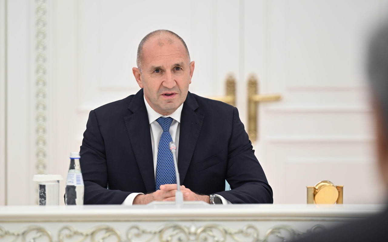 "Ваши успехи вызывают восхищение": президент Болгарии впечатлён достижениями Казахстана. Токаев назвал Болгарию одним из важнейших партнёров в Европе, отметив рост торговли, инвестиций и расширение сотрудничества в энергетике, логистике и туризме. Румен Радев в ответ подчеркнул, что Казахстан — ключевой партнёр в Центральной Азии, а его успехи в экономике, инновациях и высоких технологиях вызывают восхищение. Особенно его впечатлил визит в национальный космический центр.