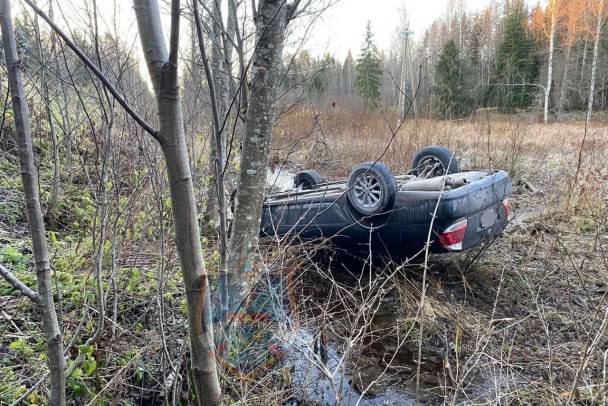 Вблизи Тосно, возле поселка Лисино-Корпус автомобиль Toyota вылетел с дороги и перевернулся в кювете, пострадала водительница. Проходивший мимо водитель помог ей. Раненая была доставлена в больницу.