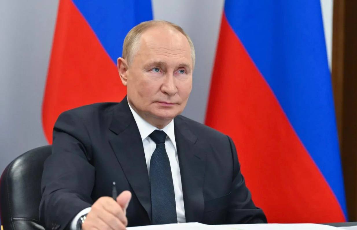 Сегодня перед судостроительной отраслью стоят масштабные задачи, заявил президент России, поздравляя кораблестроителей с профессиональным праздником. Их решение имеет принципиальное значение для безопасности морских рубежей страны. В поздравлении Владимир Путин назвал приоритетом для государства наращивание группировки атомных ледоколов для круглогодичной навигации по Трансарктическому коридору и Северному морскому пути.