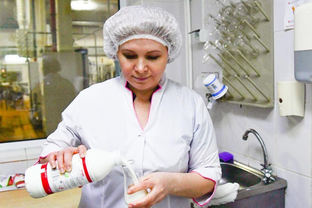 Более 218 кг молочной продукции сняли с реализации в Тюменской области за первый квартал 2025 года Это в основном продукция без маркировки, без полной и достоверной информации для потребителя, продукция, не соответствующая установленным требованиям по результатам лабораторных испытаний. Всего за три месяца специалисты ведомства проверили свыше 100 объектов, занятых оборотом молока и молочных продуктов.