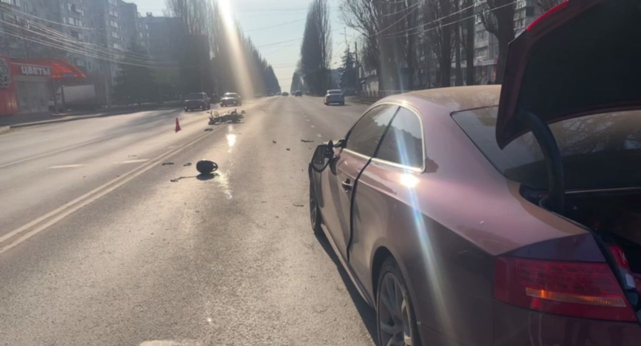 16-летний водитель мопеда пострадал в ДТП в Курске. Около 13:15 на проспекте Дружбы он столкнулся с «Ауди» под управлением 33-летнего мужчины. Парня госпитализировали, сообщили в областной ГАИ.   Сейм   Курская область